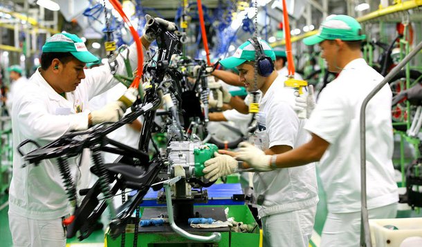 A Confederação Nacional da Indústria (CNI) divulgou o Índice de Confiança do Empresário Industrial (Icei), que manteve-se estável em agosto, com 37,1 pontos em relação a julho; confederação informa que o indicador está 18,6 pontos abaixo da média histórica e 9,4 pontos inferior ao de agosto de 2014 ; na avaliação da entidade, o pessimismo dos empresários está disseminado por todos os segmentos da indústrias, independentemente do segmento ou da região
