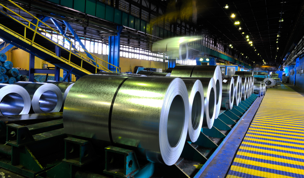 Produção do aço bruto no Brasil deve chegar a 32,8 milhões de toneladas neste ano, representando uma queda de 3,4% na comparação com o ano passado, de acordo com estimativas do Instituto Aço Brasil; vendas internas de produtos siderúrgicos devem cair 15,6%, atingindo 18,3 milhões de toneladas de aço; queda nos setores automotivo, de construção civil e de máquinas e equipamentos, que respondem por quase 80% do consumo do aço no país, é a maior responsável pelos recuos registrados pelo instituto