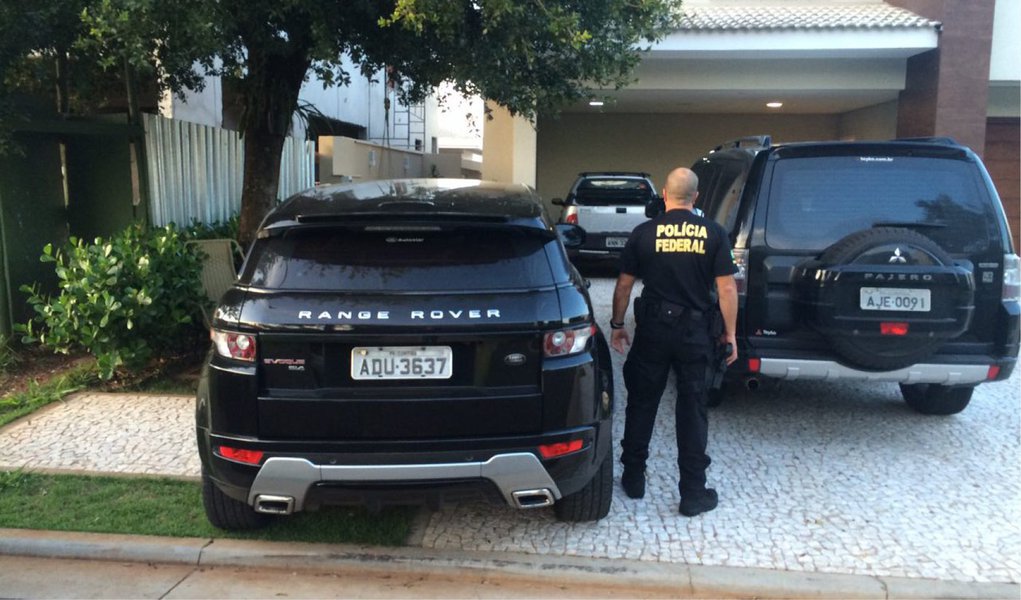 Um diretor de uma agência publicitária de Curitiba foi preso em Brasília em consequência das investigações da 11ª fase da Operação Lava Jato, da PF; Ricardo Hoffmann é um dos sete presos na atual etapa da operação; ele foi levado para Curitiba, onde a PF concentra as ações da Lava Jato; outras seis pessoas foram presas, em outros estados do País; entre elas, os ex-deputados André Vargas (sem partido-PR) e Luiz Argôlo (SD-BA)
 