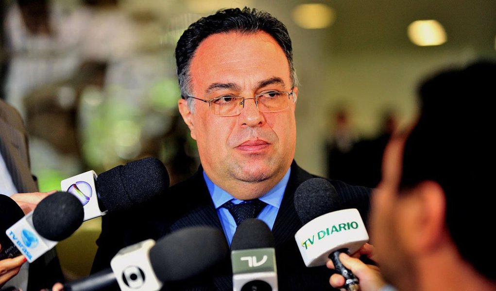 Pedido foi apresentado pelo deputado José Mentor (PT-SP), que alegou ser superficial o parecer do relator do processo, deputado Sergio Zveiter (PSD-RJ); a Comissão de Constituição e Justiça e de Cidadania volta a se reunir na terça-feira às 14h30; recomendação do Conselho de Ética é a perda do mandato