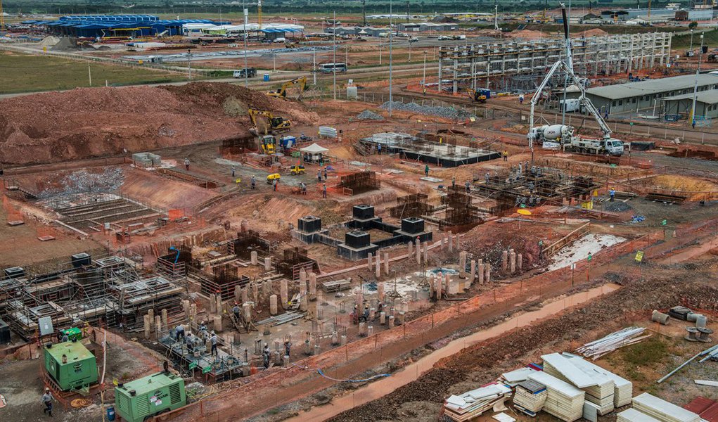 A crise no Complexo Petroquímico do Rio de Janeiro (Comperj), no município de Itaboraí, região metropolitana, atingiu mais 250 trabalhadores dispensados pelo Consórcio CPPR, formado pelas empreiteiras Odebrecht, Mendes Júnior e UTC; na esperança de conseguir um aditivo ao contrato de prestação de serviços nas obras do Comperj, o consórcio havia colocado os trabalhadores em férias coletivas; como o documento não foi assinado, os empregados foram dispensados