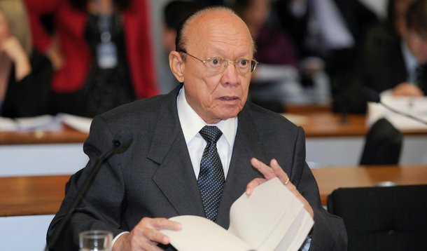 Presidente do PMDB-MA, senador João Alberto negou a existência de uma crise no partido e ainda ressaltou que o deputado Gastão Vieira (PMDB) é membro do Diretório Estadual, e participa de todas as ações; "O PMDB não tem crise. O Gastão é inclusive o segundo vice-presidente do partido, membro do diretório estadual e delegado da Convenção Nacional. Ele é partícipe dos eventos", disse; candidato derrota na disputa pelo Senado e ex-ministro do Turismo, Gastão Vieira disse que, no momento, "não existe nenhuma liderança com perfil de aglutinar as tendências diversas que ficaram com essa derrota"
