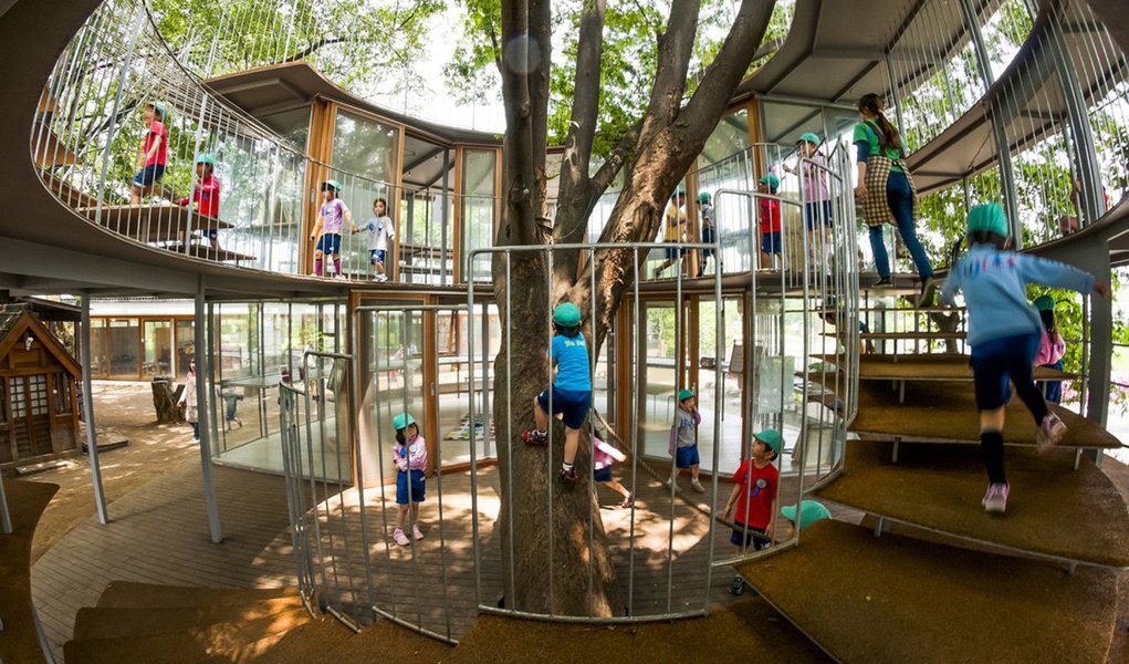 Conheça o jardim da infância mais atraente do mundo, em Tóquio, projetado pelo arquiteto Takaharu Tezuka. Nesta encantadora palestra, passeamos com ele por um projeto que realmente permite que as crianças sejam crianças.