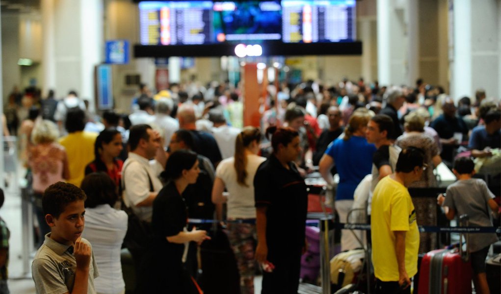 Quase metade dos voos que partiriam do Aeroporto Santos Dumont, no Rio, até as 11h, foi cancelada ou atrasou; segundo a Empresa Brasileira de Infraestrutura Aeroportuária (Infraero), dos 59 voos previstos, 13 foram cancelados e 15 estavam atrasados; o aeroporto, que opera voos domésticos, foi o mais afetado pela paralisação nacional de aeroviários e aeronautas; o Riogaleão - Aeroporto Internacional Tom Jobim, que opera voos domésticos e internacionais, teve 12 atrasos e apenas um cancelamento de voo dos 58 previstos