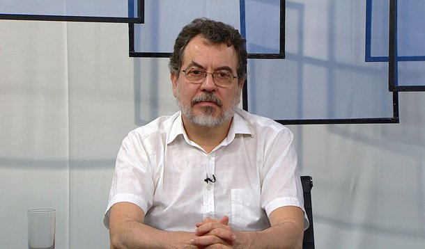 Em crítica à imprensa, cineasta afirmou que as "manchetes parecem as mesmas" e que, após a eleição do ex-presidente Lula, os veículos de comunicação brasileiros mudaram drasticamente o seu posicionamento político; "Eles foram governistas na ditadura, no Sarney, com Tancredo, criaram o Collor, foram totalmente governistas com Fernando Henrique e descobriram Millôr Fernandes e a frase 'imprensa é oposição' quando Lula chegou no governo"