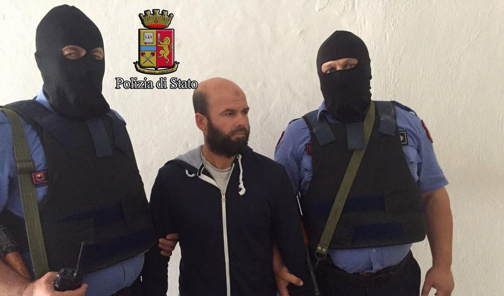  Dez pessoas suspeitas de apoiar o Estado Islâmico, incluindo italianos, albaneses e um canadense, foram presas em uma operação na Itália e Albânia, de acordo com a polícia italiana; os 10 foram detidos em três cidades italianas e um local não divulgado na Albânia, de acordo com uma nota da polícia, acrescentando que alguns eram suspeitos de ajudar militantes islâmicos italianos a chegar à Síria para lutar pelo Estado Islâmico