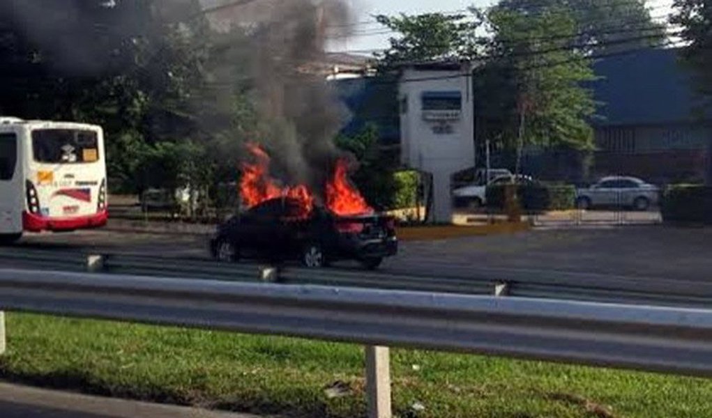 Três veículos foram roubados na altura do km 176, por volta das 6 horas, por ladrões armados que chegaram a fazer disparos; dois desses veículos foram abandonados no km 166, mas foram roubados mais dois, além de uma moto; alguns minutos depois, dois veículos foram abandonados no Trevo das Margaridas, na confluência com a Avenida Brasil, quando os criminosos depararam com soldados da Polícia Militar; ação continuou e, por volta de 8h, os criminosos incendiaram um veículo no km 164 da Presidente Dutra, no sentido São Paulo, para causar engarrafamento e promover nova série de roubos