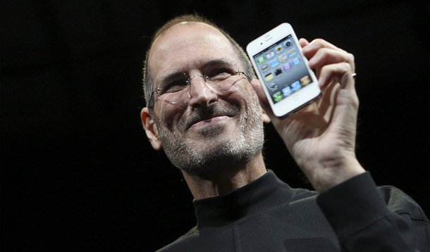 “Steve Jobs: The Man in the Machine” não traz nenhuma grande novidade factual. Mas o longa contrasta o homem que certa vez aspirou ser um monge budista com o executivo que negou a paternidade de seu primeiro filho no início e presidiu uma companhia que pagava uma ninharia aos operários chineses em fábricas de iPhone, além de ter cortado fundos de seus programas filantrópicos enquanto lucrava bilhões