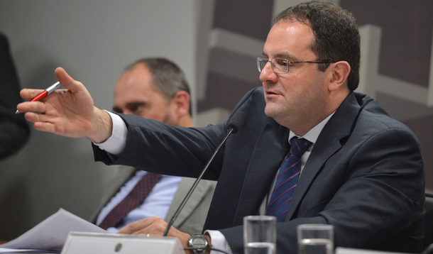  Um dia depois de o ministro da Fazenda, Joaquim Levy, negar que o governo esteja analisando a possibilidade de reduzir a meta de superávit primário para este ano, o ministro do Planejamento, Nelson Barbosa, não descartou ajustes no montante que o governo faz para pagar a dívida pública; "Neste momento, estamos todos empenhados em elevar o resultado primário para cumprir a meta estabelecida, e estamos avaliando como isso poderá ser feito diante da frustração de receita que se verificou no primeiro semestre", disse