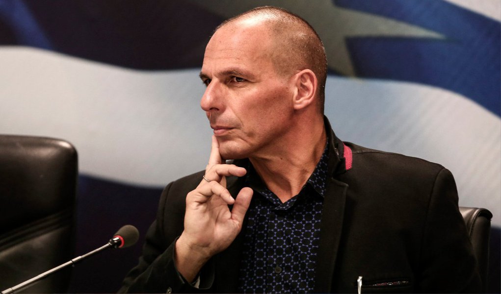 O ministro das Finanças grego, Yanis Varoufakis, pediu aos ministros das Finanças europeus flexibilidade e que estendam o prazo da ajuda financeira ao país por mais algumas semanas, para que haja um resultado do referendo sobre as exigências dos credores gregos; europeus não se mostram dispostos a aceitar e calote se aproxima