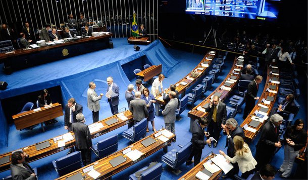 O Senado aprovou nesta terça (26) a primeira medida do ajuste fiscal em votação apertada; foram 39 votos favoráveis à Medida Provisória 665, contra 32 contrários, confirmando as novas regras para o seguro-desemprego, o abono salarial e o seguro-defeso; como já havia sido aprovada pela Câmara e não sofreu alterações no Senado, a matéria segue para sanção presidencial; aprovação da MP pode ser considerada como uma vitória da presidente Dilma Rousseff contra dissidentes do próprio PT e contra o presidente do Senado, Renan Calheiros; a votação das demais medidas ficou para quarta (27)