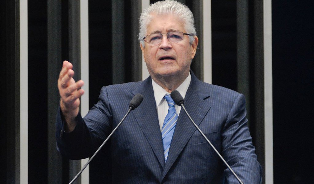 O senador Roberto Requião (PMDB-PR) criticou neste domingo, 31, em sua página n Twitter, a inclusão na Constituição do financiamento empresarial de campanhas eleitorais, aprovada pela Câmara; "Financiamento de pessoas jurídicas ao invés de promover conciliação nacional transforma congresso em instrumento de opressão de classe", afirmou; "É claro que o congresso deve levar em consideração pessoas jurídicas e sua importância para o país. Não pode é ser exclusivo preposto delas", completou; para Requião, Eduardo Cunha é braço operacional da maioria da Câmara eleita com financiamento de pessoas jurídicas e delas dependente; "Não mais, não menos"