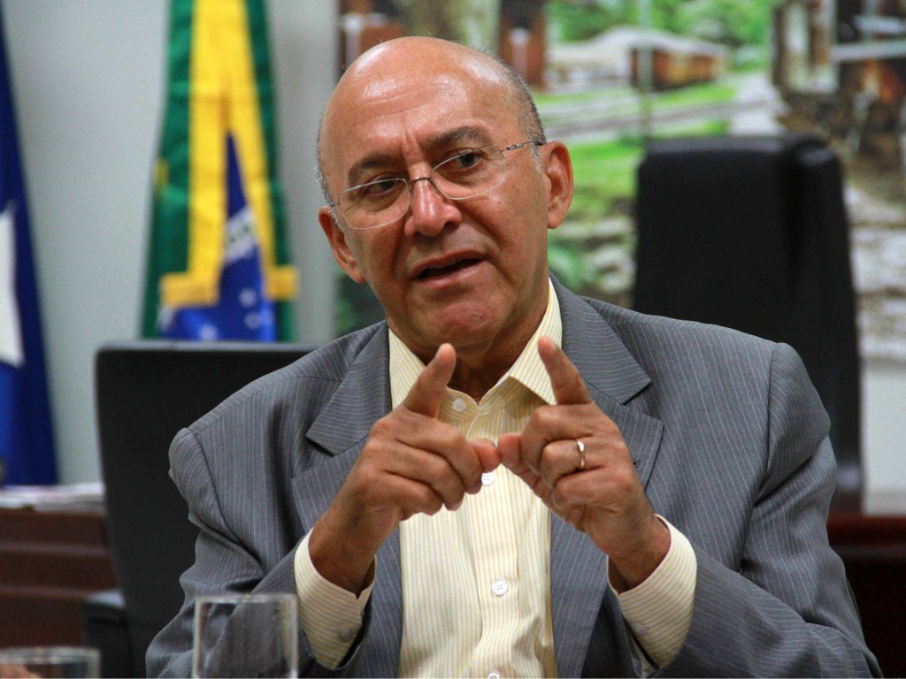 O governador de Rondônia, Confúcio Moura (PMDB), teve o seu mandato cassado pelo Tribunal Regional Eleitoral (TRE) nesta quinta-feira (5); além dele, o TRE também votou pela cassação do vice-governador Daniel Pereira (PMDB); a decisão pela cassação, quatro votos a favor e três contra, teve como base uma investigação feita contra a coligação Rondônia no Caminho Certo por abuso de poder econômico e compra de votos; cabe recurso