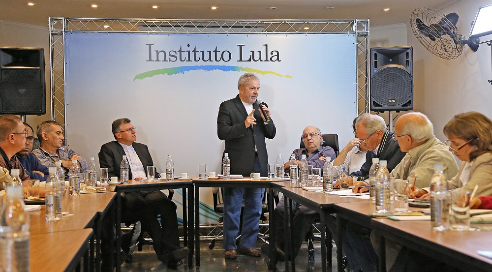 O jornalista Paulo Nogueira, do Diário do Centro do Mundo, critica a forma como a imprensa familiar está potencializando as supostas críticas feitas pelo ex-presidente Lula ao governo e sua análise do atual momento do PT; "Esprema o que Lula falou de Dilma. Que ela não circula como ele. Ora, Lula já disse isso várias vezes. São estilos diferentes. Querer que ela se transforme numa Lula, e faça uma expedição pelos rincões, é um erro que muitas pessoas e o próprio Lula cometem", afirma; sobre o "volume morto" da aprovação da presidente, Paulo Nogueira encara como um "uma tirada engraçada, típica do humor de Lula"