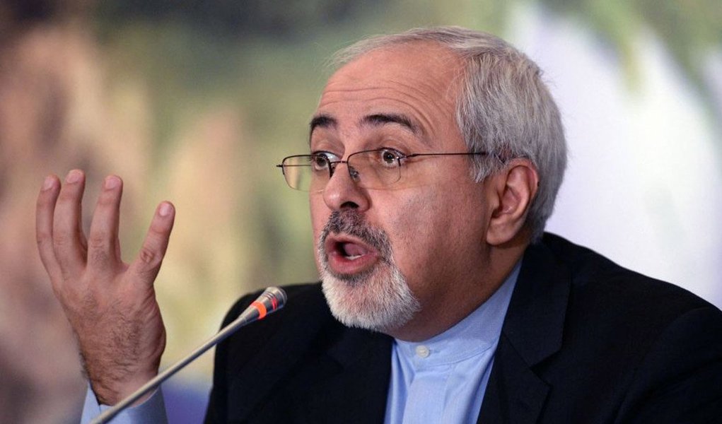 Ministro do Exterior, Mohammad Javad Zarif disse neste sábado (8) que as acusações sobre atividades nas instalações militares iranianas de Parchin são "mentiras" espalhadas por opositores do histórico acordo nuclear com as potências mundiais firmado no mês passado; importante centro de análises norte-americano questionou na sexta-feira a explicação iraniana relacionada às atividades em Parchin, visíveis em imagens de satélite, dizendo que o movimento de veículos não parecia ser ligado a obras em estradas