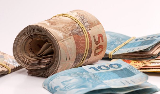 O Governo do Distrito Federal anunciou que a partir de fevereiro o salário dos servidores será parcelado em até quatro vezes; segundo a nova regra, temporária segundo o GDF, o número de parcelamentos ocorrerá de acordo com a faixa salarial; atualmente, os servidores recebem o salário até o último dia útil de cada mês, à exceção dos funcionários da Saúde, Educação e da Segurança Pública (policiais e bombeiros), que tem o pagamento depositado no quinto dia útil; com as novas regras, os trabalhadores que ganham até R$ 9 mil receberão no quinto dia útil