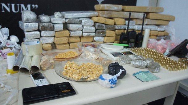 Nos cinco primeiros meses do ano, os flagrantes de tráfico de drogas cresceram 52,4% em comparação ao mesmo período de 2014 — subiram de 845 para 1.288; a repressão ao uso e/ou porte de entorpecentes aumentou 82,4%: foram 1.753 ocorrências registradas em 2014 contra 3.198 em 2015; a maconha foi a droga mais apreendida de janeiro a maio — quase 1,2 tonelada; no mesmo período, também apreenderam-se 103 quilos de crack, 47 quilos de cocaína e aproximadamente 1,4 mil microsselos de LSD