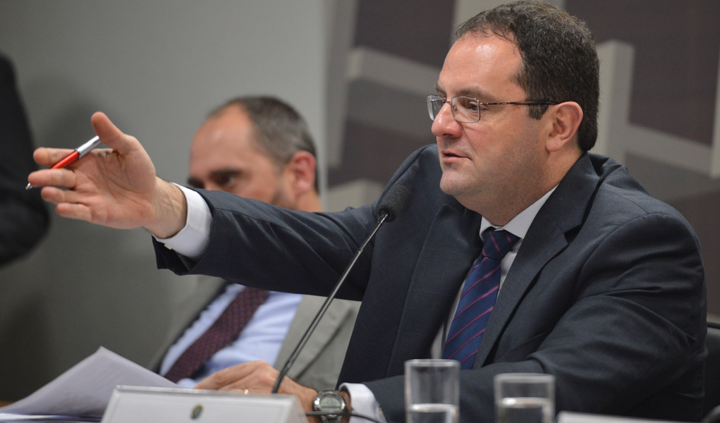  Um dia depois de o ministro da Fazenda, Joaquim Levy, negar que o governo esteja analisando a possibilidade de reduzir a meta de superávit primário para este ano, o ministro do Planejamento, Nelson Barbosa, não descartou ajustes no montante que o governo faz para pagar a dívida pública; "Neste momento, estamos todos empenhados em elevar o resultado primário para cumprir a meta estabelecida, e estamos avaliando como isso poderá ser feito diante da frustração de receita que se verificou no primeiro semestre", disse