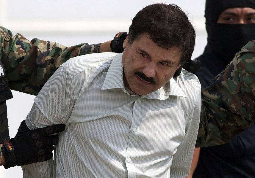 O traficante de drogas Joaquín El Chapo Guzmán, líder do Cartel de Sinaloa, fugiu da prisão do Estado do México na qual estava preso desde sua detenção em fevereiro de 2014; é a segunda vez que ele escapa de uma prisão mexicana; em comunicado, a Comissão Nacional de Segurança (CNS) informou que a fuga, a segunda do narcotraficante após a de 2001, aconteceu "às 20h52 horas" do sábado (11) e a última vez que ele foi visto foi quando ia ao banheiro da penitenciária