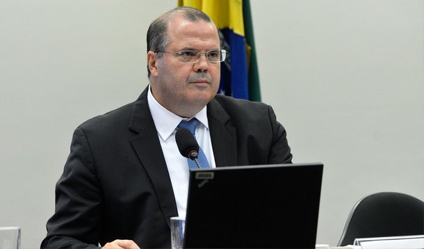 O presidente do Banco Central, Alexandre Tombini, afirmou neste domingo que o ajuste econômico promovido pelo governo é necessário, ainda que cobre um preço sobre o crescimento da atividade no curto prazo; "Esse processo de ajuste tem um preço sobre o crescimento no curto prazo, mas é essencial para restaurar o crescimento sustentável nos próximos anos", disse Tombini