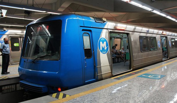Nesta quinta-feira (30), os passageiros do metrô do Rio de Janeiro poderão viajar no primeiro dos 30 trens a serem revitalizados pela concessionária MetrôRio, a pedido da Secretaria de Estado de Transportes; o primeiro foi entregue nessa quarta-feira (29), e a previsão é que todos os trens estejam em operação até o início do segundo semestre de 2016; com a aquisição dos novos trens, a MetrôRio passará a ter 64 composições – um aumento de mais de 100% na frota em seis anos