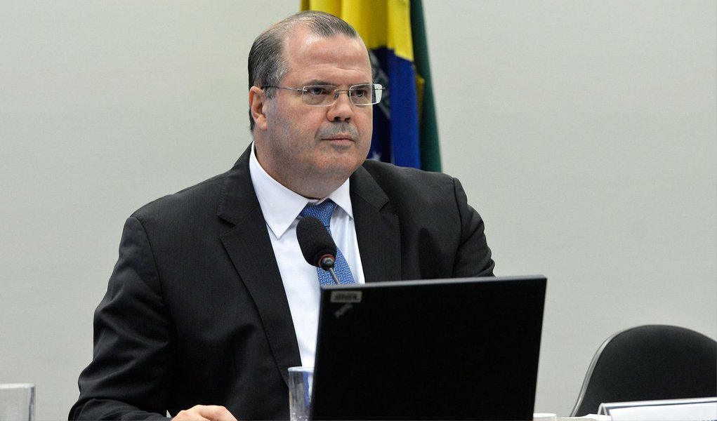 O presidente do Banco Central, Alexandre Tombini, afirmou neste domingo que o ajuste econômico promovido pelo governo é necessário, ainda que cobre um preço sobre o crescimento da atividade no curto prazo; "Esse processo de ajuste tem um preço sobre o crescimento no curto prazo, mas é essencial para restaurar o crescimento sustentável nos próximos anos", disse Tombini