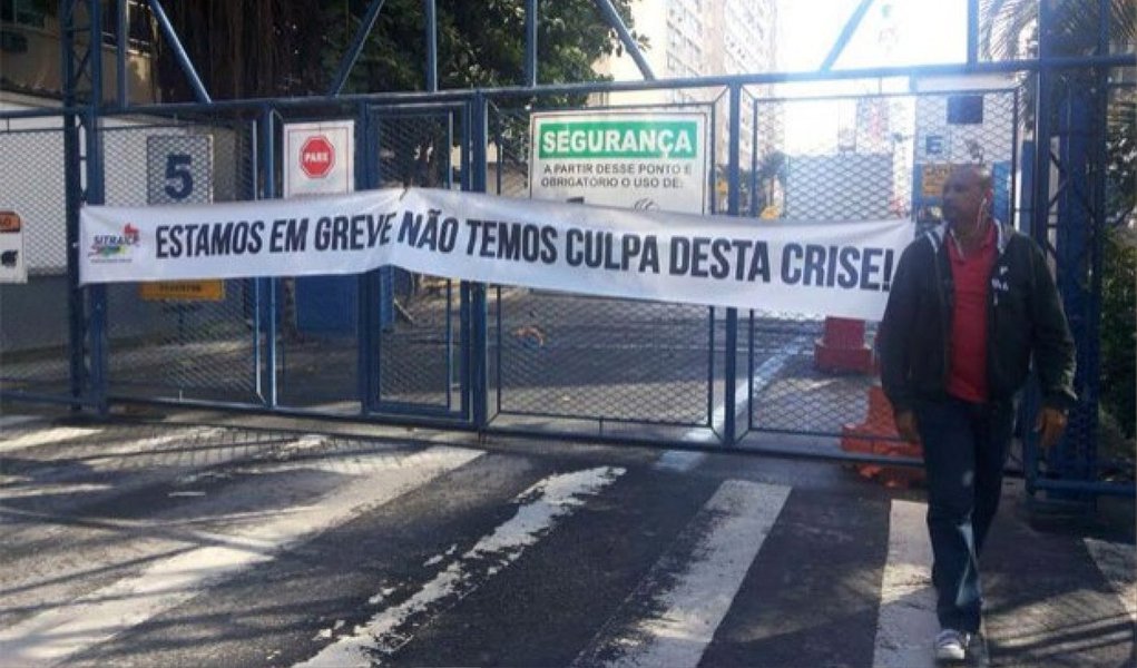 A greve dos trabalhadores da construção pesada, que afetou as principais obras olímpicas em andamento no Rio de Janeiro, chega ao fim; na tarde desta quarta (20), em audiência de conciliação entre representantes dos trabalhadores e das empresas, foi firmado um acordo para que as obras voltem à normalidade a partir de amanhã (21); os trabalhadores receberão um reajuste de 8% ao piso salarial, o que beneficiará quase 90% da categoria; para quem tem salário acima do piso e ganha até R$ 10 mil, receberam 5%, enquanto que os salários acima de R$ 10 mil, terão reajuste decidido pelas empresas; a cesta básica passou de R$ 310 para R$ 340
 