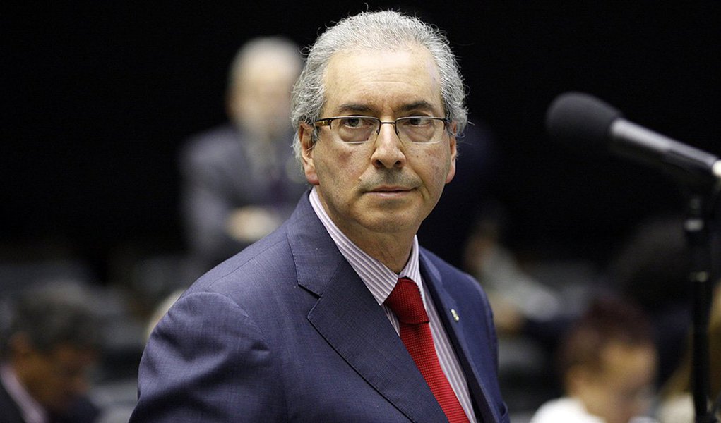 “Não vejo dificuldade nenhuma de se posicionar em apoio a um futuro governo Aécio”, afirmou ao Estado o líder do partido na Câmara, Eduardo Cunha (RJ), reeleito no último dia 5 de outubro; ele é cotado como um dos favoritos para presidir a Casa; segundo Cunha, se Dilma Rousseff for reeleita, a posição do partido terá de ser avaliada: “Não deixamos de integrar a base do governo, mas optamos pela independência. Tanto que não indicamos nomes para substituir ministros”