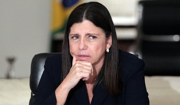 Uma sentença emitida pela Justiça do Trabalho do Maranhão em janeiro de 2013 obriga o governo do estado e o Detran a suspenderem os contratos com as empresas terceirizadas para fornecimento de mão-de-obra com o objetivo de atuar no órgão em atividade-fim da referida autarquia; em consequência do descumprimento da ordem por parte do governo Roseana Sarney (PMDB), o Executivo estadual já acumula dívida que chega a R$ 1,127 bilhão
 