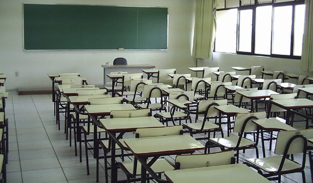 Professores e servidores da educação no Distrito Federal cruzaram os braços em manifestação contra o atraso nos salários de novembro; de acordo com o sindicato da categoria, o protesto atinge todas as funções (professores, orientadores, vigias, secretários); Secretaria de Administração Pública informa que o problema está na arrecadação dos impostos, abaixo do esperado; segundo a pasta, os salários atrasados na educação e na saúde somam R$ 700 milhões