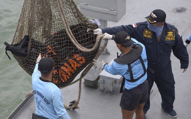 Mergulhadores tentaram chegar aos destroços afundados do avião de passageiros da AirAsia que caiu no domingo passado, mas foram obrigados a regressar ao seu navio diante do mau tempo; autoridades indonésias disseram ter detectado um quinto grande objeto submerso que acredita-se ser parte do avião; fonte próxima à investigação disse à Reuters que os dados de radar parecem mostrar que a aeronave fez uma subida "incrivelmente" íngreme antes de cair, possivelmente, além da capacidade do A320