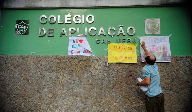 O Colégio de Aplicação da Universidade Federal do Rio de Janeiro (CAp-UFRJ) suspendeu as aulas por causa da interrupção dos serviços de limpeza de funcionários terceirizados, que estão sem receber salários e benefícios; na Universidade Federal Fluminense, em Niterói, a falta de pagamento levou ao fechamento do restaurante universitário "para preservar as condições sanitárias"; em nota, a direção do colégio classificou a situação como caótica