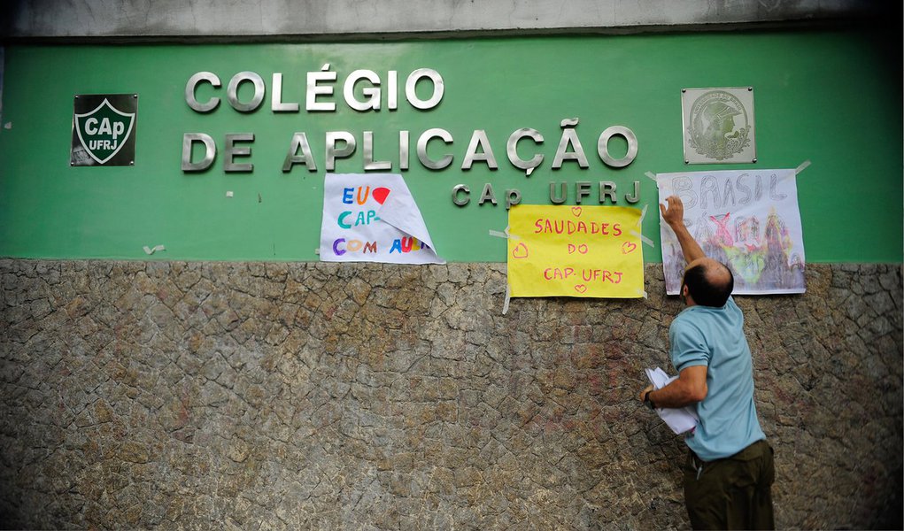 O Colégio de Aplicação da Universidade Federal do Rio de Janeiro (CAp-UFRJ) suspendeu as aulas por causa da interrupção dos serviços de limpeza de funcionários terceirizados, que estão sem receber salários e benefícios; na Universidade Federal Fluminense, em Niterói, a falta de pagamento levou ao fechamento do restaurante universitário "para preservar as condições sanitárias"; em nota, a direção do colégio classificou a situação como caótica
