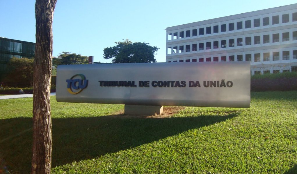 O plenário do Tribunal de Contas da União aprovou, por unanimidade, relatório que considera as manobras fiscais realizadas pelo Tesouro com dinheiro de bancos públicos federais como crime de responsabilidade; dezessete autoridades do governo terão que apresentar, em 30 dias improrrogáveis, explicações ao tribunal para as irregularidades apontadas no relatório; "Deixar de inserir no orçamento as autorizações de gasto de natureza orçamentária e as respectivas fontes de financiamento é atitude que se mostra incompatível com o ordenamento jurídico vigente", escreve o relator do processo, ministro José Múcio, que completou "tais procedimentos violam restrições e limitações impostas pela LRF"