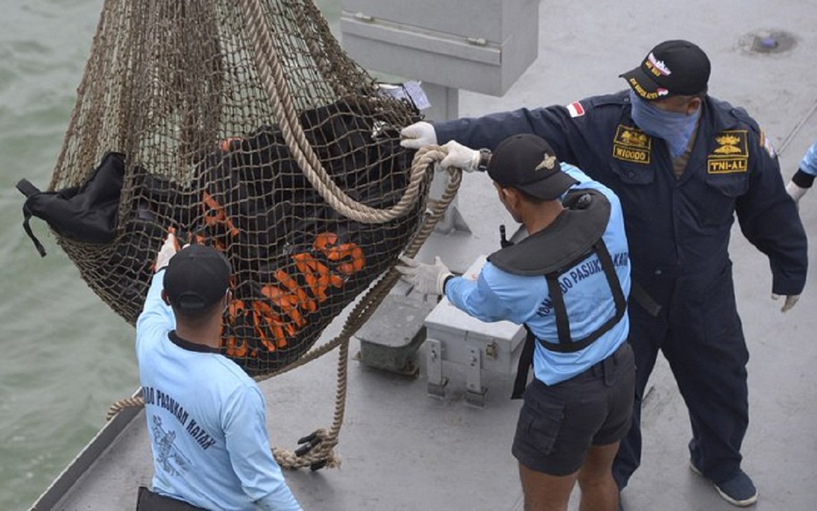 Mergulhadores tentaram chegar aos destroços afundados do avião de passageiros da AirAsia que caiu no domingo passado, mas foram obrigados a regressar ao seu navio diante do mau tempo; autoridades indonésias disseram ter detectado um quinto grande objeto submerso que acredita-se ser parte do avião; fonte próxima à investigação disse à Reuters que os dados de radar parecem mostrar que a aeronave fez uma subida "incrivelmente" íngreme antes de cair, possivelmente, além da capacidade do A320