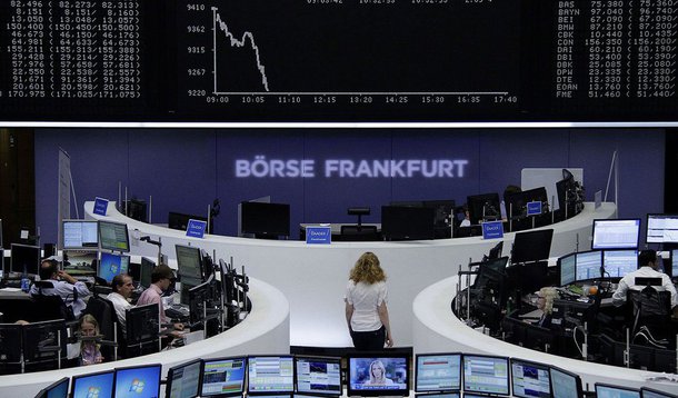 Bolsas europeias despencaram na abertura desta segunda-feira e o euro também abriu em forte queda no mercado asiático, abaixo de US$ 1,1; o governo grego, comandado por Alexis Tsipras, anunciou ontam a decisão de fechar os bancos nesta segunda-feira e de impor controles de capitais; assim, transferências para o exterior estarão proibidas