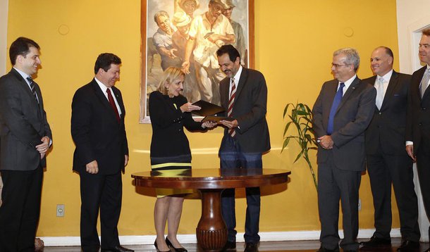 O governador Agnelo Queiroz e a presidente da Boeing - Brasil e América Latina, Donna Jean Hrinak, assinaram ontem (24) protocolo de intenções que visa ao intercâmbio de conhecimentos técnicos para realizar projetos nas áreas da aviação civil; o escopo do acordo prevê projetos nas áreas de engenharia aeroportuária e logística, segurança cibernética, operações com Veículos Aéreos Não Tripulados (VANTs) e biocombustíveis para aviação civil