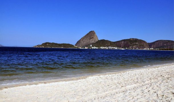 O Instituto Estadual do Ambiente (Inea) recomenda aos cariocas que não frequentem as praias consideradas impróprias pelos testes de balneabilidade do instituto, incluindo as do Flamengo e Botafogo, na zona sul do Rio; estudos mostraram esta semana a presença de uma superbactéria, resistente aos principais antibióticos; nessas praias, localizadas próximas à região da Marina da Glória, que receberá provas de vela durante os Jogos Olímpicos de 2016
 