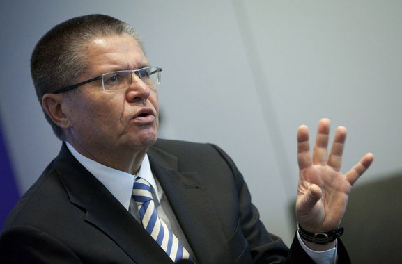 O ministro da economia da Rússia, Alexei Ulyukayev, disse que o ministério prevê queda de três por cento na economia do país em 2015 e uma inflação de 12 por cento até o final do ano, afirmou a agência de notícias Interfax; mais cedo, o ministro disse que estava baseando sua previsão macroeconômica no preço médio de 50 dólares por barril de petróleo, principal produto de exportação do país