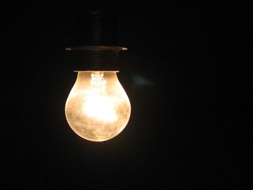 A Agência Nacional de Energia Elétrica (Aneel) aprovou nesta sexta-feira, 27, revisões extraordinárias de tarifas para 58 distribuidoras de eletricidade do país, com impacto nacional médio de 23,4%; novas tarifas entram em vigor na próxima segunda-feira, 2; para Eletropaulo, aumento médio das tarifas será de 31,9%, enquanto a Cemig terá elevação de 28,8%; já para Light, o aumento será de 22,5%; veja a lista das distribuidoras e o respectivo ajuste