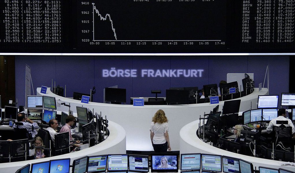 Bolsas europeias despencaram na abertura desta segunda-feira e o euro também abriu em forte queda no mercado asiático, abaixo de US$ 1,1; o governo grego, comandado por Alexis Tsipras, anunciou ontam a decisão de fechar os bancos nesta segunda-feira e de impor controles de capitais; assim, transferências para o exterior estarão proibidas