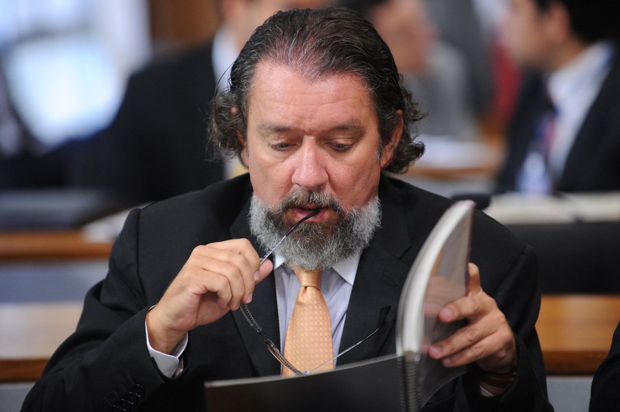 Conduta de procuradores que integram a força-tarefa da Lava Jato, tentando impedir a acareação entre os delatores Paulo Roberto Costa e Alberto Youssef, está sendo questionada no Supremo Tribunal Federal pelo advogado Antônio Carlos de Almeida Castro, o Kakay; “Esse é o tipo de coisa que quanto mais mexe, pior fica. Se volta, muda a questão toda”, diz um dos procuradores; segundo Kakay, “o MPF parece apavorado com a possibilidade das apontadas contradições acabarem fulminando de vez a frágil acusação e o absurdo pedido de instauração de inquérito”