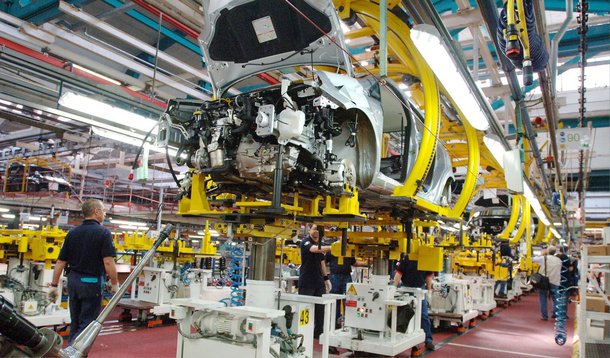 As montadoras instaladas no Rio de Janeiro deverão colocar 3,5 mil funcionários em férias coletivas e lay offs – com estão sendo chamadas as licenças remuneradas cujos custos são divididos entre a iniciativa privada e o governo – ao longo do mês de junho; com os pátios lotados e as vendas estagnadas, as empresas do setor automotivo tentam com estas medidas evitar a demissão em massa dos trabalhadores; 