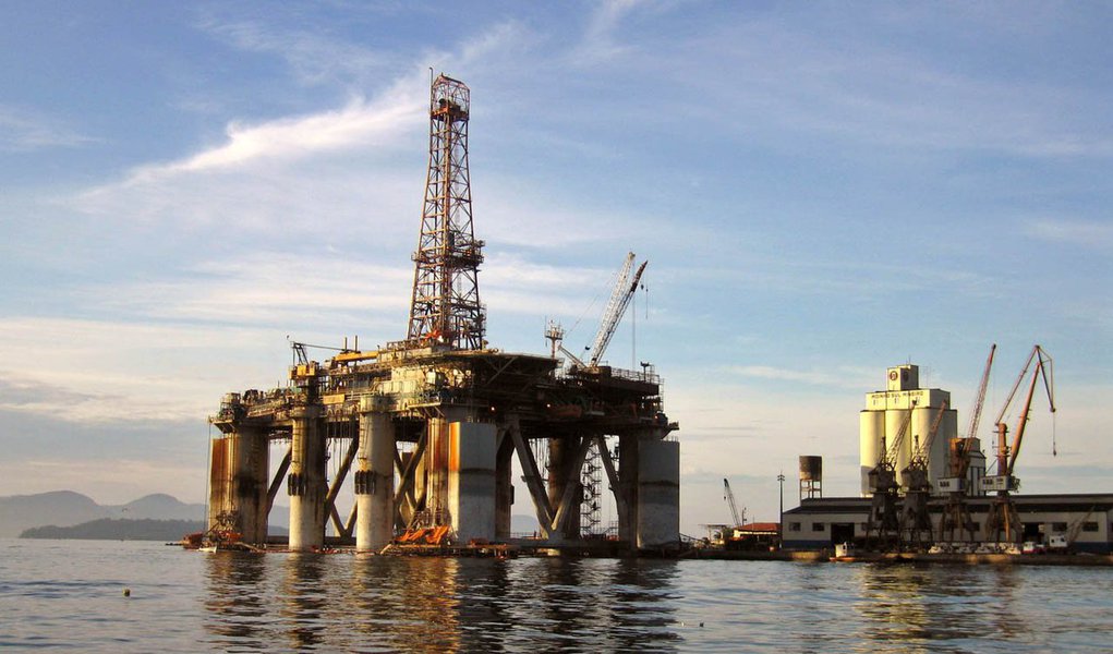 A perfuração do segundo poço na área de Carcará (Bloco BM-S-8), localizado em águas ultraprofundas no pré-sal da Bacia de Santos, confirmou o potencial de petróleo leve nos reservatórios, informou a Petrobras; Carcará foi descoberta em 2012, com 400 metros de coluna de óleo em reservas contínuas e conectadas de excelente porosidade e permeabilidade; na época, foi a maior coluna de óleo descoberta no pré-sal do Brasil