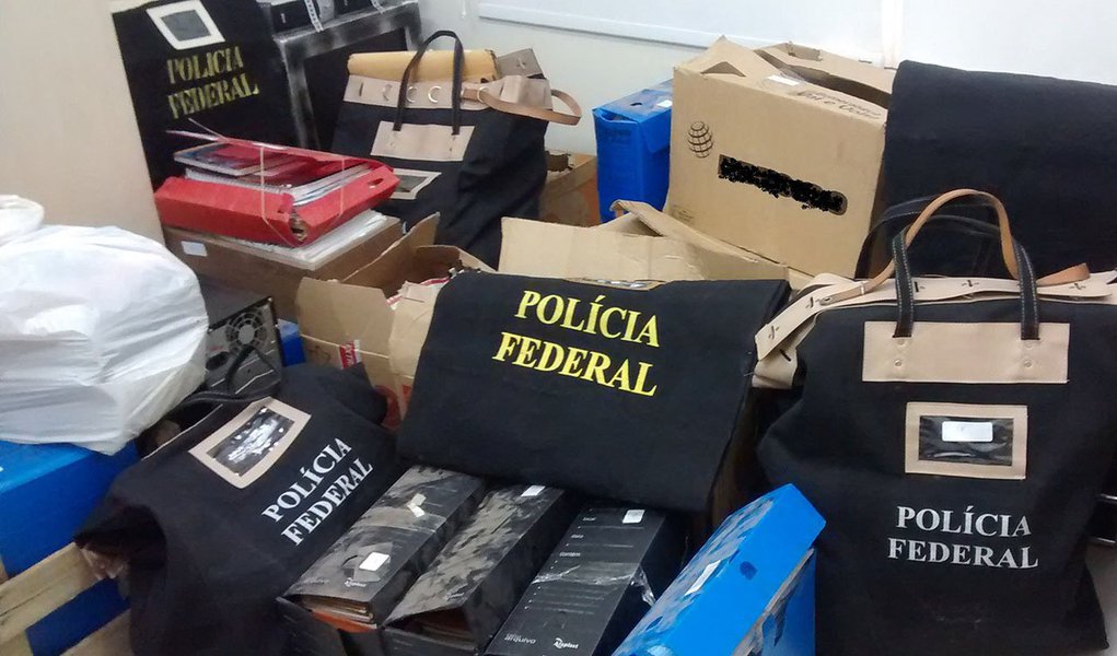 A Polícia Federal (PF) no Distrito Federal deflagrou uma operação para desarticular um esquema criminoso de fraude tributária que pode ter causado prejuízo superior a R$ 300 milhões aos cofres públicos do DF; ao todo, foram cumpridos na Operação Alerta sete mandados de busca e apreensão em nome de suspeitos de integrar a quadrilha, em cinco endereços residenciais e dois escritórios ligados à organização