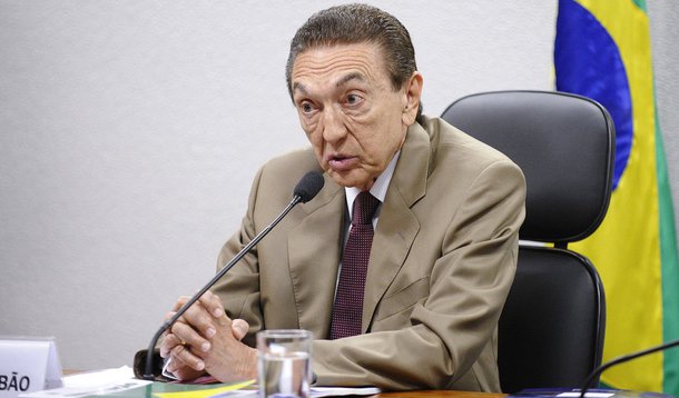 Senador e ex-ministro Edison Lobão (PMDB-MA) é alvo de investigação em inquérito aberto em fevereiro no STF por suspeita de sociedade na holding Diamond Mountain, sediada nas Ilhas Cayman, paraíso fiscal caribenho; Lobão, cujo nome também é citado na Lava Jato, pode ter cometido os crimes de lavagem de dinheiro e ocultação de bens; ele nega participar da sociedade e diz desconhecer a investigação no Supremo