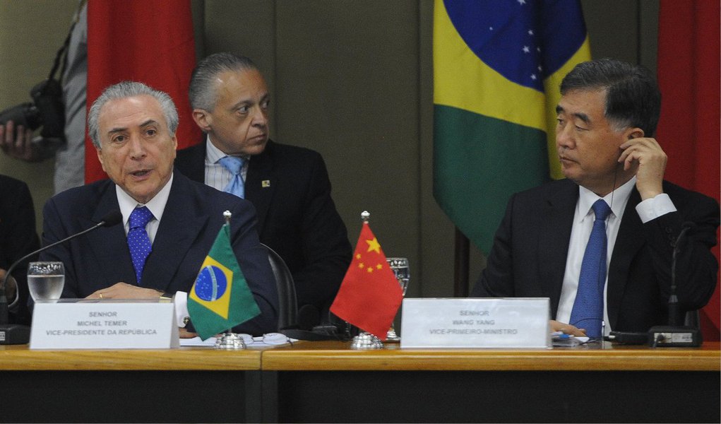 A China vai entrar com US$ 15 bilhões e o Brasil, com US$ 5 bilhões; anúncio foi feito nesta sexta-feira, 26, pelo governo brasileiro, após a reunião da Comissão Sino-Brasileira de Alto Nível de Concertação e Cooperação (Cosban); "Destino desse fundo é o financiamento de projetos prioritários em logística e na indústria por meio de joint ventures [associação de empresas] com companhias locais. O objetivo é permitir que esses projetos possam vir a ser financiados por esse fundo bilateral", disse subsecretário do Ministério das Relações Exteriores, José Alfredo Graça Lima
