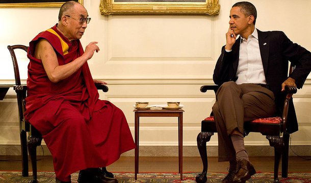 Casa Branca informou que o presidente norte-americano, Barack Obama, pode participar de um evento com o líder espiritual tibetano exilado, que Pequim considera um separatista; "A China se opõe a qualquer nação ou governo usar a questão do Tibiez para interferir nos assuntos internos da China, e se opõe a qualquer líder de país a se encontrar com o Dalai Lama de qualquer maneira", disse o porta-voz do Ministério das Relações Exteriores da China Hong Lei