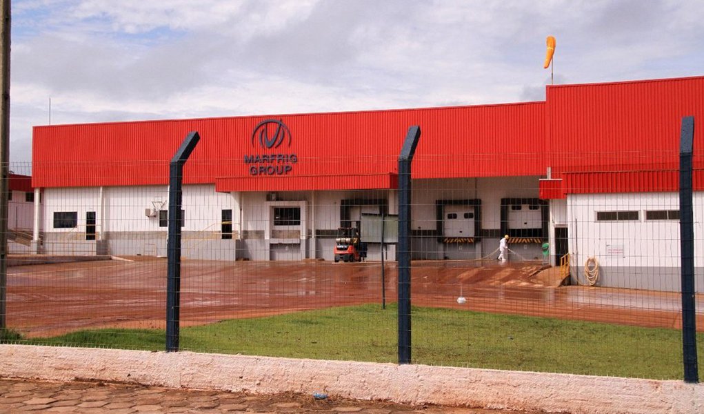 A companhia de alimentos Marfrig teve prejuízo líquido de R$ 6,1 milhões no segundo trimestre; apesar do prejuízo, resultado foi inferior ao registrado no mesmo período do ano passado, que foi de R$ 55,1 milhões 