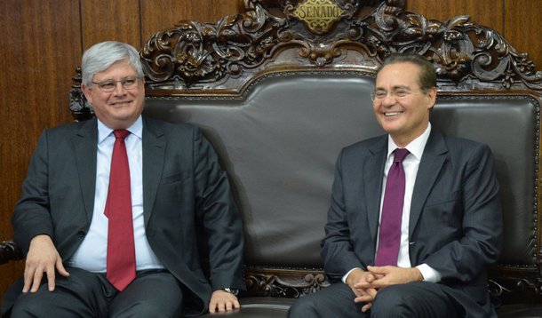 O presidente do Senado, Renan Calheiros, declarou que pretende colocar a recondução do Procurador-Geral da República, Rodrigo Janot, em votação no plenário já na quarta da próxima semana (26); "Há um esforço, que eu novamente asseguro, de votarmos em Plenário a indicação do nome no mesmo dia em que ele for sabatinado. As coisas estão caminhando normalmente, dentro do que se esperava", garantiu Renan nesta segunda; a afirmação foi feita após reunião de Renan com Janot durante a tarde; segundo Renan, o encontro foi um passo importante do processo de recondução do procurador-geral